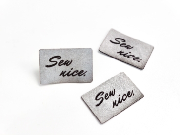 Kunstleder-Label "Sew nice." silber