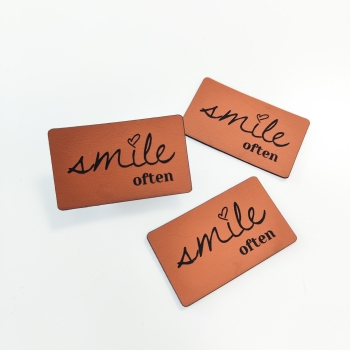 Kunstleder-Label "smile often" braun