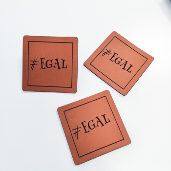 Kunstleder-Label "#EGAL" braun