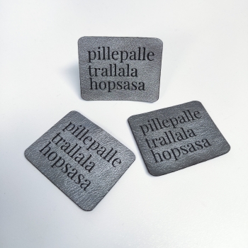 Kunstleder-Label "PILLE PALLE TRALLALA" silber