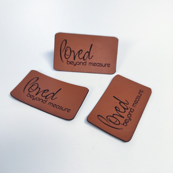 Kunstleder-Label "loved beyond measure" braun